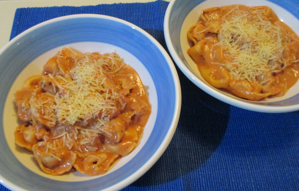 Tortellini mit Käse - Sahne - Tomaten - Sauce (Rezept mit Bild ...