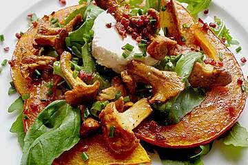 Lauwarmer Kürbissalat mit Rauke, Basilikum und Ziegenkäse