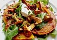 Lauwarmer K&uuml;rbissalat mit Rauke, Basilikum und Ziegenk&auml;se