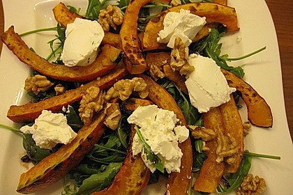 Lauwarmer Kürbissalat mit Rauke, Basilikum und Ziegenkäse 12