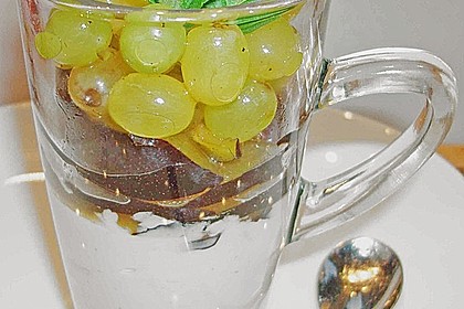 Vanille - Joghurt Bavaroise mit Pflaumen und Trauben im Gew&uuml;rzsud