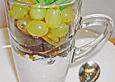 Vanille - Joghurt Bavaroise mit Pflaumen und Trauben im Gew&uuml;rzsud