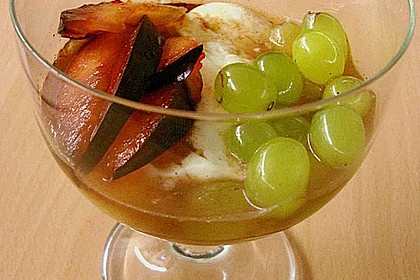 Vanille - Joghurt Bavaroise mit Pflaumen und Trauben im Gew&uuml;rzsud 1