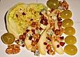 Herbstlicher Salat  mit Trauben, Birne, Roquefort und Speck