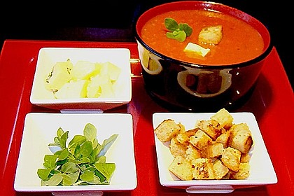 Tomatensuppe mit Ei und Parmesan