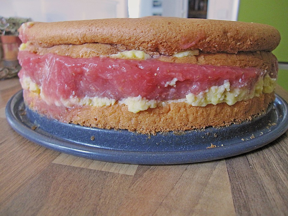 Festliche Torte mit Vanillecreme und Erdbeermousse (Rezept mit Bild ...