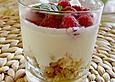 Quark - Creme mit Himbeeren, Knusperm&uuml;sli und Amarettini