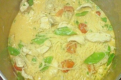 H&auml;hnchen mit Reisnudeln in Kokos - Gem&uuml;se - Sauce