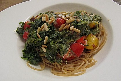 Pasta mit Zucchini, Spinat und getrockneten Tomaten
