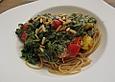 Pasta mit Zucchini, Spinat und getrockneten Tomaten