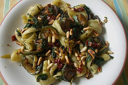 Pasta mit Zucchini, Spinat und getrockneten Tomaten 1