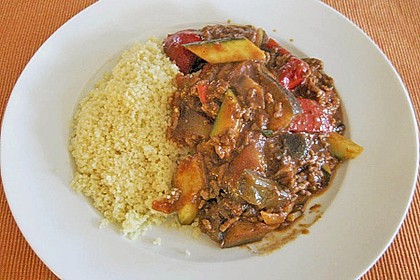 Arabische Hackfleisch - Gem&uuml;se - Pfanne mit Couscous