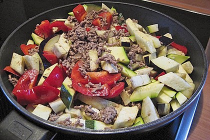Arabische Hackfleisch - Gem&uuml;se - Pfanne mit Couscous 1