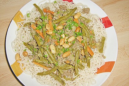 Indischer Rindertopf mit Bohnen und Erdn&uuml;ssen