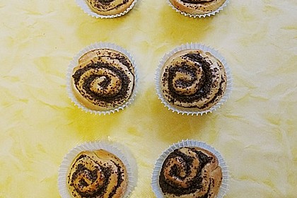 Kleine Hefeschnecken mit Mohnf&uuml;llung
