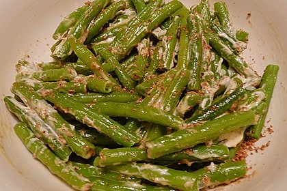 Gr&uuml;ner Bohnensalat mit Mayonnaise und ger&ouml;stetem Sesam