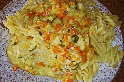 Putenschnitzel in Zucchini-Karotten Sauce