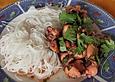 Marinierter Oktopus mit Thaibasilikum und Koriander