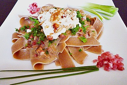 Steinpilzsauce mit Ziegenk&auml;se - Walnuss - Topping