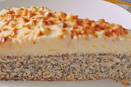 Illes super schneller Mohnkuchen ohne Boden mit Paradiescreme und Haselnusskrokant