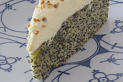Illes super schneller Mohnkuchen ohne Boden mit Paradiescreme und Haselnusskrokant 3