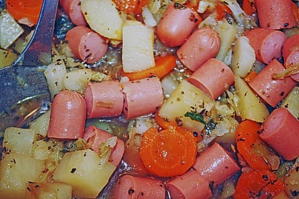 Herbstlicher Eintopf mit Kohl und Hei&szlig;w&uuml;rstchen 2