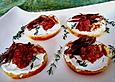Crostini mit Ziegenfrischk&auml;se, Zwiebeln und Feigenkonfit&uuml;re