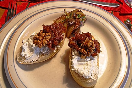 Crostini mit Ziegenfrischkäse, Zwiebeln und Feigenkonfitüre 3