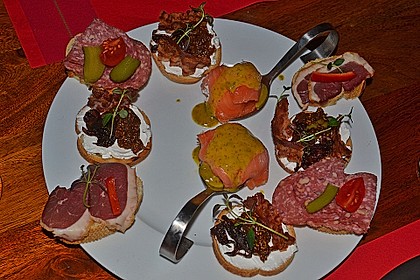 Crostini mit Ziegenfrischkäse, Zwiebeln und Feigenkonfitüre 4