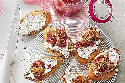 Crostini mit Ziegenfrischkäse, Zwiebeln und Feigenkonfitüre 1