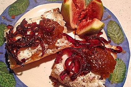 Crostini mit Ziegenfrischkäse, Zwiebeln und Feigenkonfitüre 5
