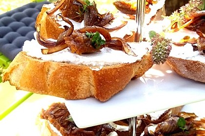 Crostini mit Ziegenfrischkäse, Zwiebeln und Feigenkonfitüre