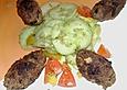T&uuml;rkische Hackr&ouml;llchen mit Gurkenjoghurt und Salat