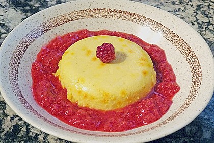 Safrancr&egrave;me mit Himbeersauce