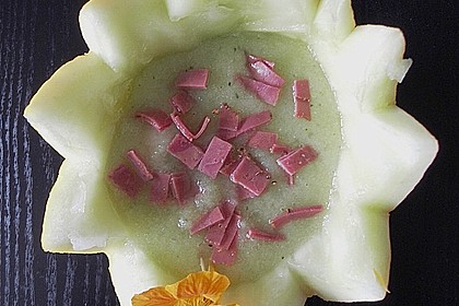 Geeiste Melonensuppe mit Rindersaftschinken