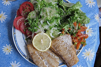 Salat mit gebratenem Fisch 1