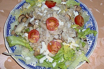 Salat mit gebratenem Fisch