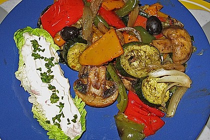 Antipastisalat mit w&uuml;rzigem Dressing