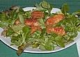 Backhendlstreifen auf Blattsalaten
