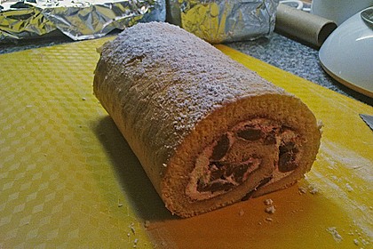 Biskuitroulade mit Joghurt - Himbeer F&uuml;llung 8