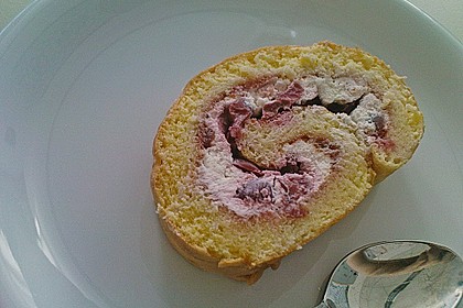 Biskuitroulade mit Joghurt - Himbeer F&uuml;llung 9