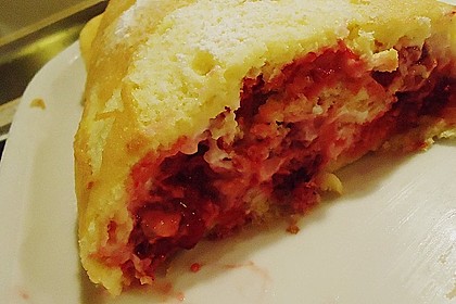 Biskuitroulade mit Joghurt - Himbeer F&uuml;llung 10