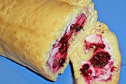 Biskuitroulade mit Joghurt - Himbeer F&uuml;llung 1
