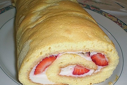 Biskuitroulade mit Joghurt - Himbeer F&uuml;llung 2