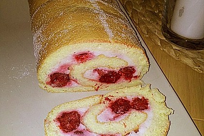 Biskuitroulade mit Joghurt - Himbeer F&uuml;llung 12