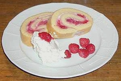 Biskuitroulade mit Joghurt - Himbeer F&uuml;llung