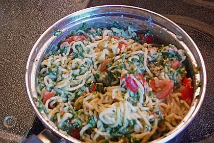 Nudeln mit Spinat - Thunfisch - Sauce 1