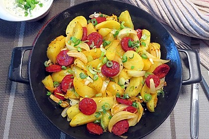 Ofenkartoffeln mit Zwiebeln, Chorizo und Sauerrahm - Paprika - Dip 1