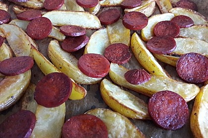 Ofenkartoffeln mit Zwiebeln, Chorizo und Sauerrahm - Paprika - Dip 1