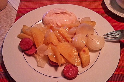 Ofenkartoffeln mit Zwiebeln, Chorizo und Sauerrahm - Paprika - Dip 24